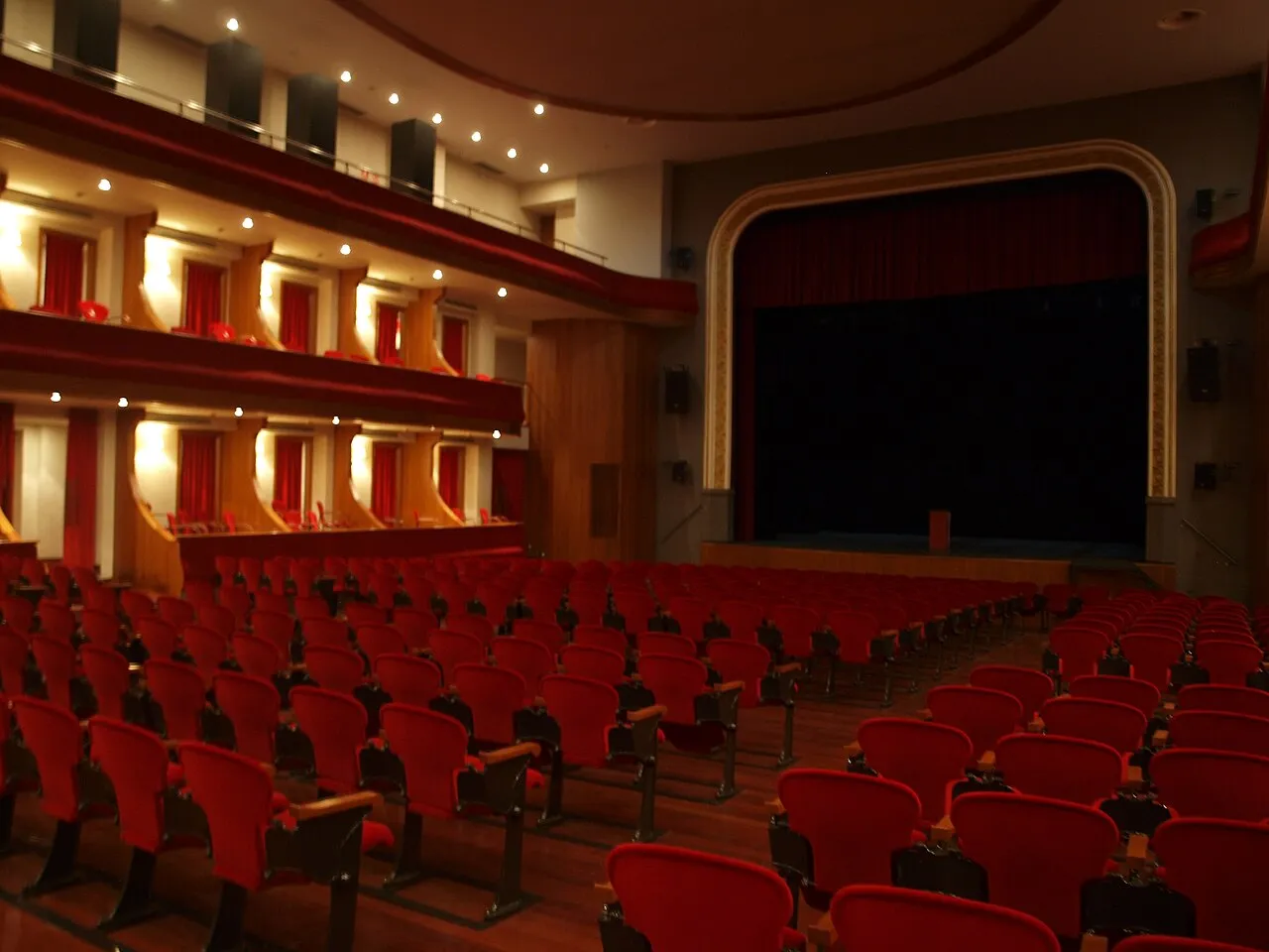 Platea i escenari del Teatre L'Amistat de Mollerussa, amb les butaques vermelles
