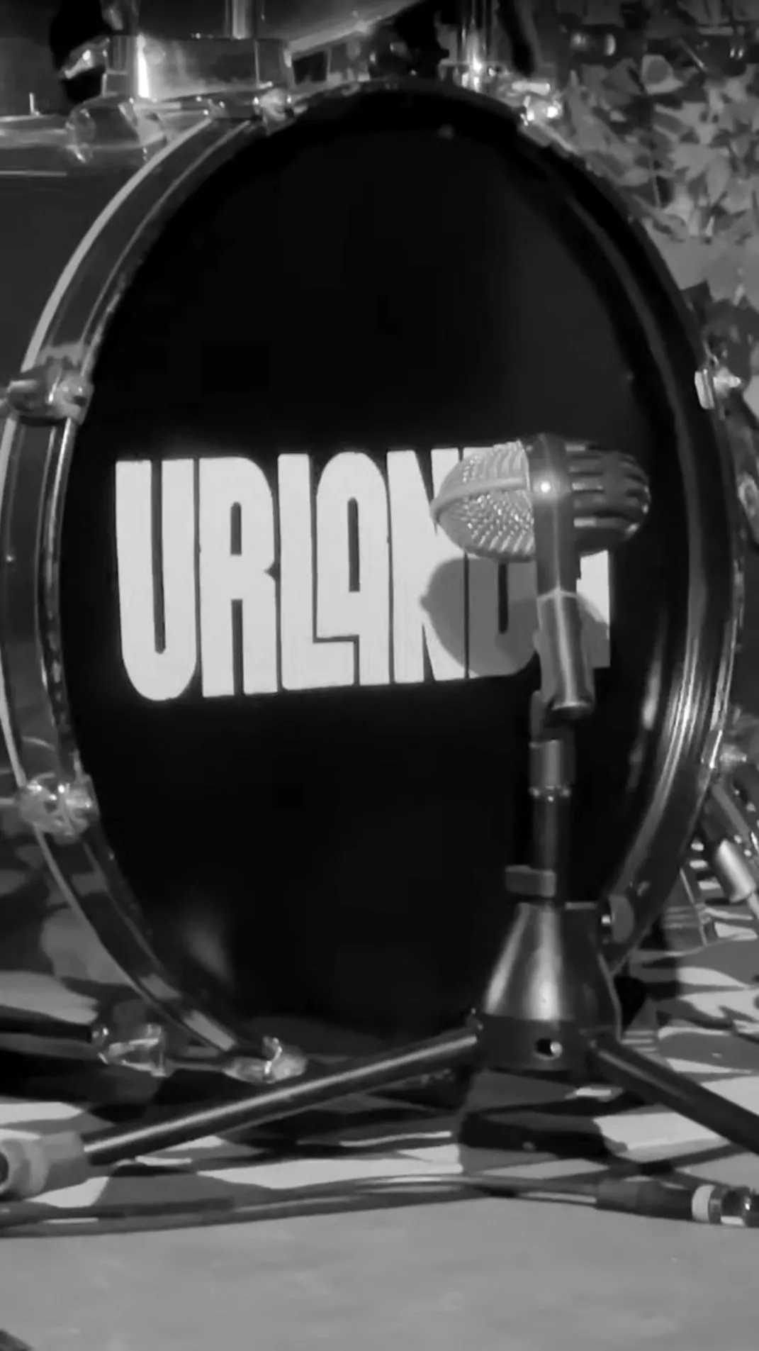 Bombo de la bateria amb el logo d'Urlanda i un micròfon al davant