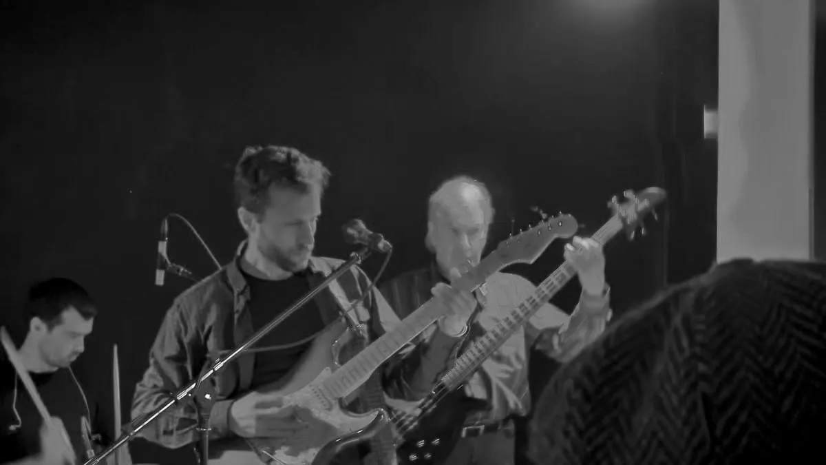 Dos guitarristes d'Urlanda en directe
