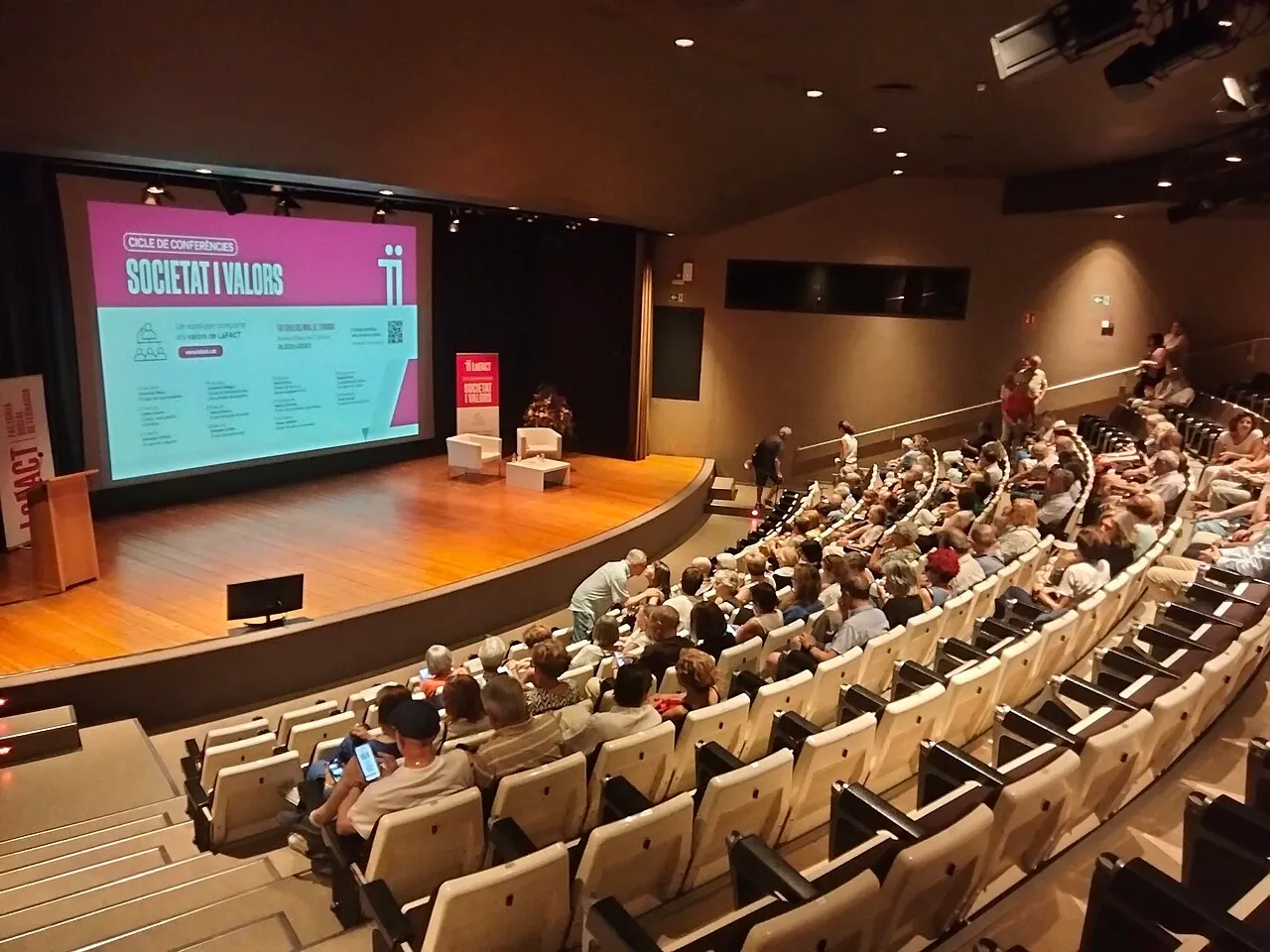 Sala d'actes de LaFact, Factoria Cultural de Terrassa, amb el públic assegut davant l'escenari